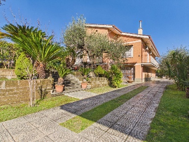 Foto Case semi ndipendenti in del frantoio 14, Formello Centro di 230 m²