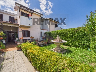Foto Villa a schiera in Via delle Viole 30, Sutri di 150 m² con 5 locali