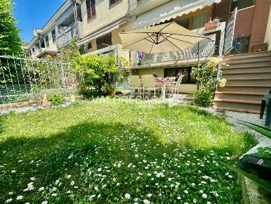 Foto Villa a schiera a Carrara Avenza di 180 m² con 7 locali in vendita