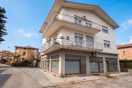 Foto Locale commerciale in Via Sabotino 1, Valdagno Centro di 90 m²