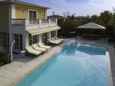 Foto Villa unifamiliare in Via Donatori di Sangue, Rovato Centro di 1200 m²