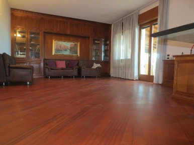 Foto Appartamento in Via Isonzo, Limbiate Centro di 200 m² con 5 locali