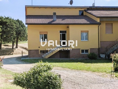 Foto Casa indipendente in Via Tebano, Faenza di 238 m² con 4 locali