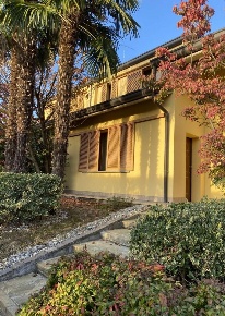 Foto Villa bifamiliare a Verano Brianza di 194 m² con 4 locali in vendita