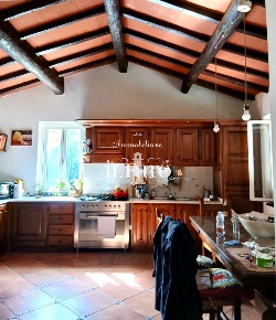 Foto Casa indipendente a Pietrasanta di 200 m² con 7 locali in vendita