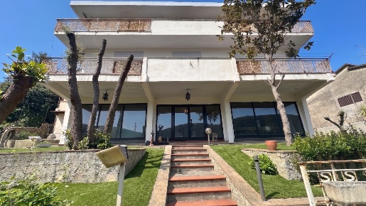 Foto Casa indipendente a Buti Centro di 480 m² con 12 locali in vendita