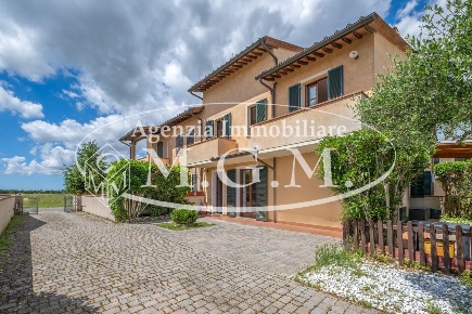 Foto Villa bifamiliare a Calcinaia Case Sardina di 140 m² con 5 locali