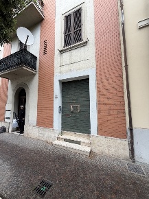 Foto Negozio in Viale Curio Dentato 74, Terni Centro di 50 m² con 2 locali