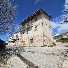 Foto Appartamento in Via Loreto 33, Gubbio di 80 m² con 4 locali in vendita
