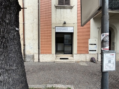 Foto Negozio in Viale Curio Dentato 72, Terni Centro di 70 m² con 3 locali