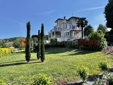 Foto Villa unifamiliare in Dormelletto, Arona Centro di 413 m² in vendita