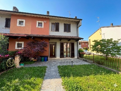 Foto Villa a schiera a Inveruno Centro di 150 m² con 4 locali in vendita