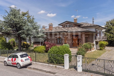 Foto Villa singola in Via Dante Alighieri 6, Portogruaro Centro di 230 m²
