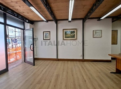 Foto Locale commerciale in Via Giudice Chiano, Cagliari di 60 m² in vendita