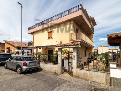 Foto Appartamento in Via Ognina 30, Roma Borghesiana di 85 m² con 3 locali
