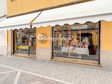Foto Attività commerciale in Via Roma 10, Magenta Centro di 104 m²