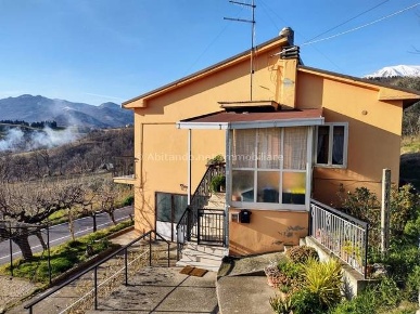 Foto Casa indipendente in Contrada Cupoli 17, Farindola di 105 m²