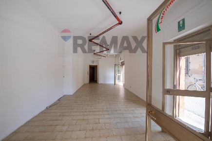 Foto Locale commerciale in Via Gioacchino Rossini 29, Senigallia di 50 m²