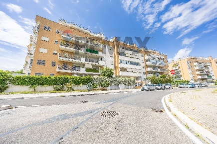 Foto Appartamento in Via Filippo Cremonesi 15, Roma di 63 m² con 2 locali