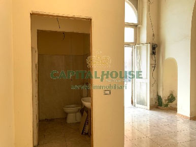 Foto Locale commerciale in zona stazione, Santa Maria Capua Vetere di 25 m²