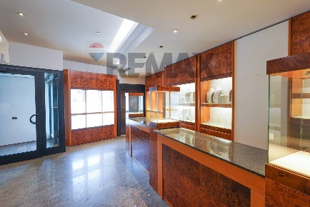Foto Negozio in via Italia 12, Seriate di 198 m² con 2 locali in vendita