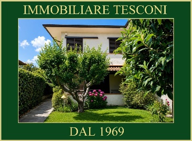 Foto Villa bifamiliare in VIA BENGASI, Pietrasanta di 147 m² con 7 locali