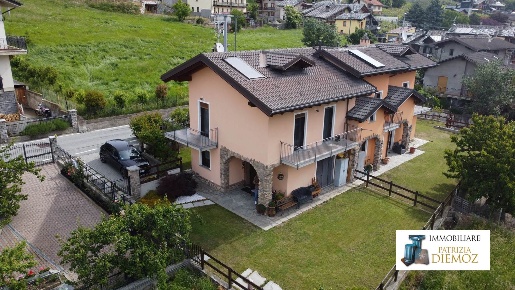 Foto Villa bifamiliare in località Nicolin, Saint-Christophe Chef Lieu