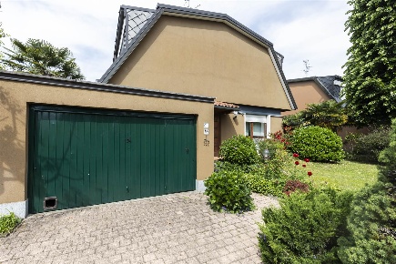 Foto Villa unifamiliare in Via Como 31, Bollate di 220 m² con 5 locali
