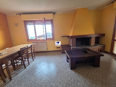 Foto Appartamento a Reggello Centro di 100 m² con 5 locali in vendita