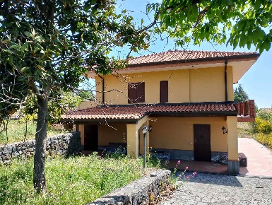 Foto Villa unifamiliare a Pedara di 198 m² con 8 locali in vendita