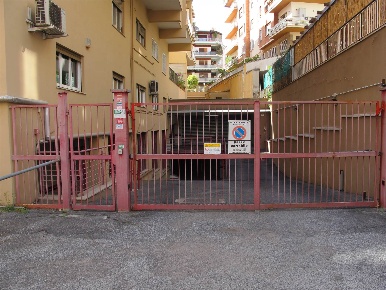 Foto Garage in Via Ugo de Carolis 22, Roma Balduina di 16 m² con 1 locali