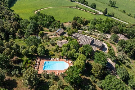 Foto Agriturismo a Casole d'Elsa di 961 m² con 35 locali in vendita
