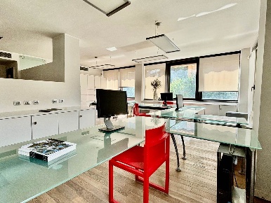Foto Ufficio a Desenzano del Garda Centro Storico di 175 m² con 6 locali