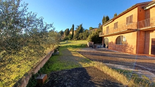Foto Villa bifamiliare a Casole d'Elsa di 250 m² con 250 locali in vendita