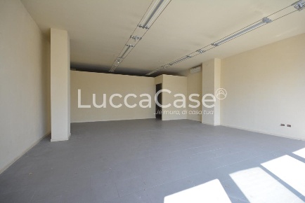 Foto Locale commerciale a Lucca San Marco - Acquacalda di 100 m² in vendita