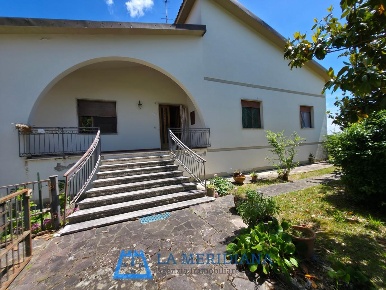 Foto Casa indipendente a Lamporecchio Centro di 390 m² con 9 locali