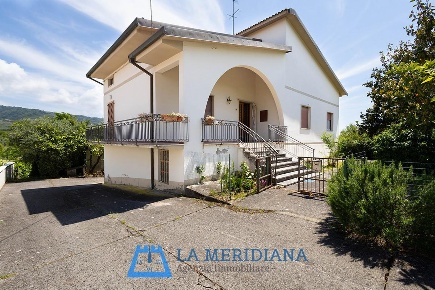 Foto Casa indipendente a Lamporecchio Centro di 390 m² con 9 locali