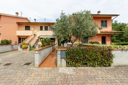 Foto Villa a schiera a Santa Maria a Monte Centro di 116 m² con 5 locali