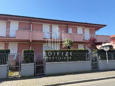 Foto Villa a schiera a Massa Marina di Massa Centro di 75 m² con 5 locali