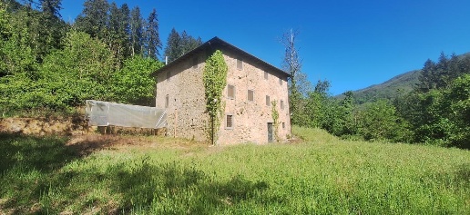 Foto Rustico a Bagni di Lucca di 178 m² con 6 locali in vendita