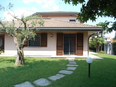 Foto Villa unifamiliare a Gorla Minore di 479 m² con 15 locali in vendita