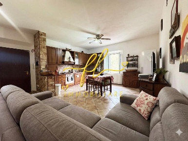 Foto Casa indipendente a Collesalvetti di 157 m² con 7 locali in vendita