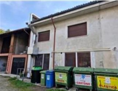 Foto Magazzino a Castano Primo Centro di 309 m² con 5 locali in vendita