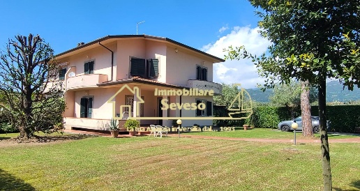 Foto Villa bifamiliare a Forte dei Marmi Vaiana di 140 m² con 6 locali