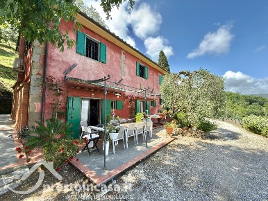 Foto Villa unifamiliare a Buggiano di 210 m² con 6 locali in vendita