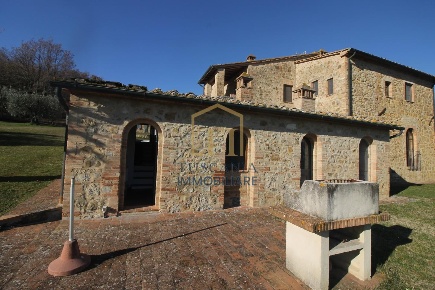 Foto Casale a Casole d'Elsa Cavallano di 350 m² con 10 locali in vendita