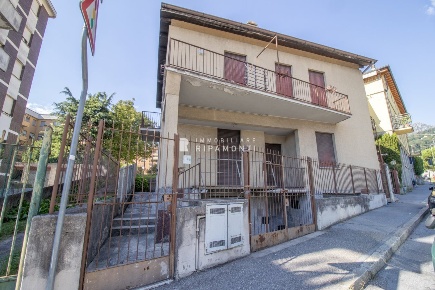 Foto Villa a schiera in Via Tonio da Belledo, Lecco Belledo di 210 m²