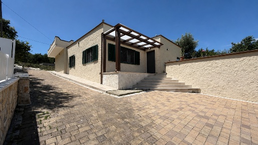 Foto Villa unifamiliare in Contrada Peroscia 56, Monopoli di 200 m²