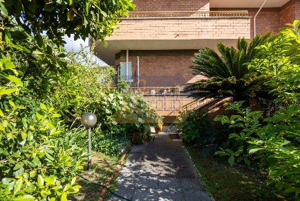 Foto Villa bifamiliare in Via Sofocle, Roma Axa di 110 m² con 3 locali