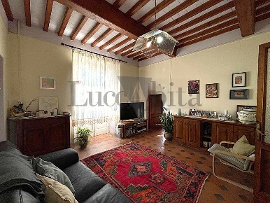 Foto Villa unifamiliare in Via di Tiglio 761, Capannori di 375 m²